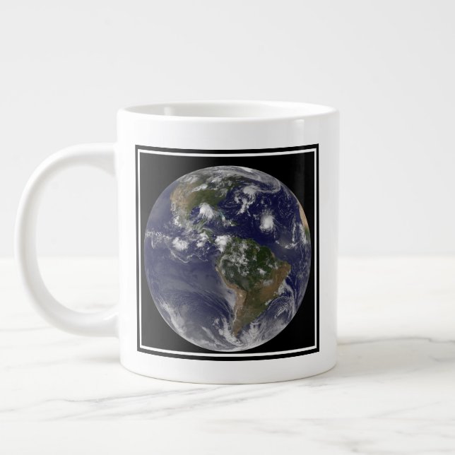 Taza De Café Gigante Tierra Completa Que Muestra Tormentas Tropicales E (Izquierda)