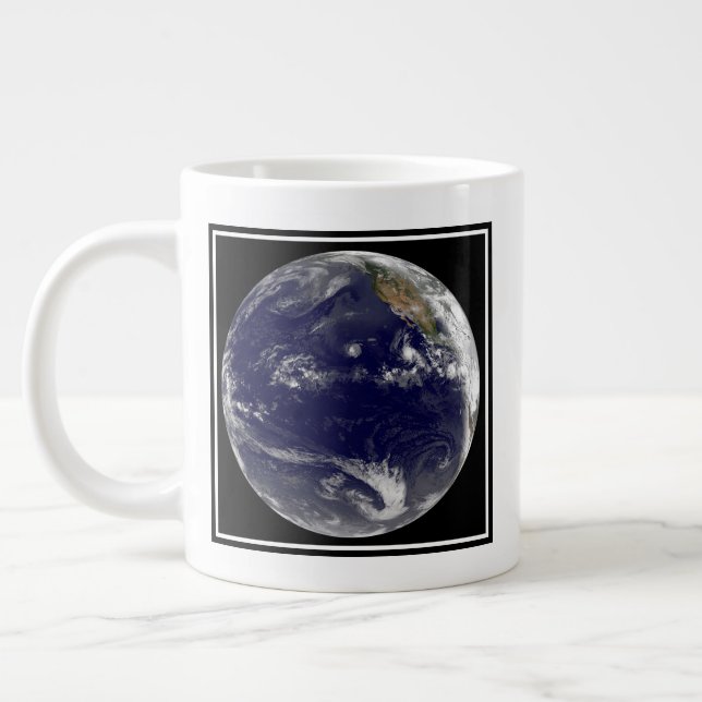 Taza De Café Gigante Tierra Con Tres Ciclones Tropicales En El Pacífico (Izquierda)
