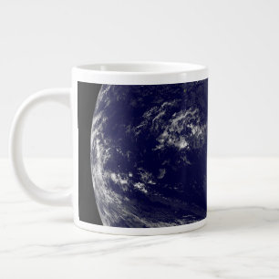 Taza De Café Gigante Tierra Con Tres Ciclones Tropicales En El Pacífico