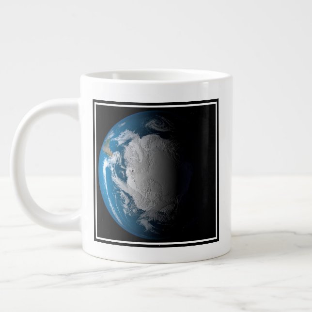 Taza De Café Gigante Tierra Fuerte Que Muestra Nubes Simuladas Sobre La (Izquierda)
