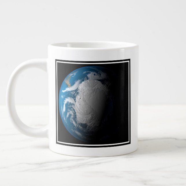 Taza De Café Gigante Tierra Fuerte Que Muestra Nubes Simuladas Sobre La (Izquierda)