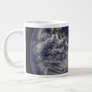 Taza De Café Gigante Tierra Llena Con El Huracán Irene En La Costa Este