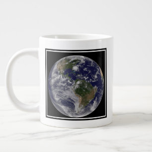 Taza De Café Gigante Tierra Llena Con El Huracán Irene En La Costa Este