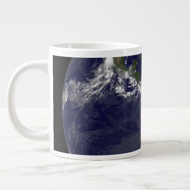 Taza De Café Gigante Tierra Llena Con El Huracán Irene Por Las Bahamas. (Izquierda)