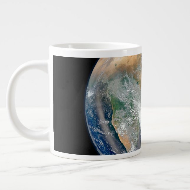 Taza De Café Gigante Tierra Llena Que Muestra El Hemisferio Oriental. (Izquierda)