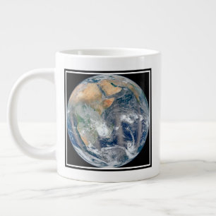 Taza De Café Gigante Tierra Llena Que Muestra El Hemisferio Oriental.