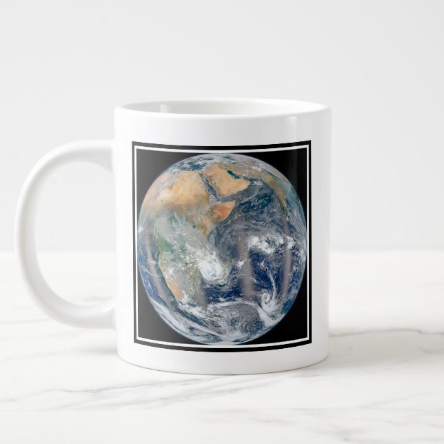 Taza De Café Gigante Tierra Llena Que Muestra El Hemisferio Oriental. (Izquierda)