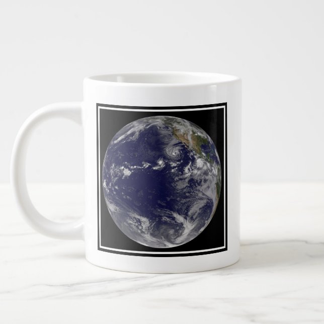 Taza De Café Gigante Tierra Llena Que Muestra Varias Tormentas Tropical (Izquierda)