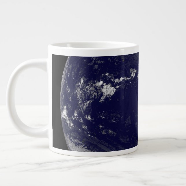 Taza De Café Gigante Tierra Llena Que Muestra Varias Tormentas Tropical (Izquierda)