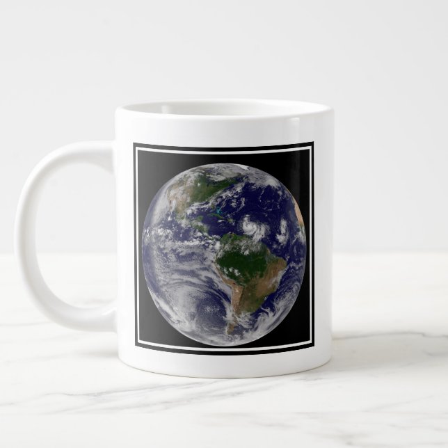 Taza De Café Gigante Tierra Plena Con Tormentas Tropicales En El Atlánt (Izquierda)