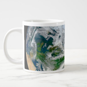 Taza De Café Gigante Tierra Que Muestra El Ártico, Europa Y Asia.