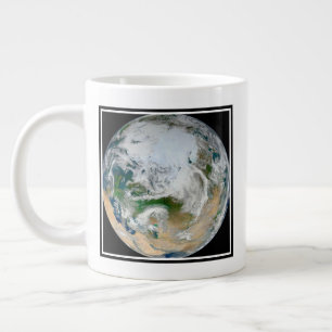 Taza De Café Gigante Tierra Que Muestra El Ártico, Europa Y Asia.