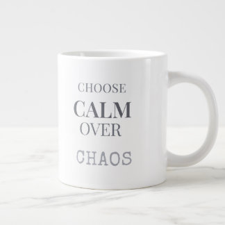 Taza De Café Gigante Tipografía de cita minimalista Elige Calma Sobre C