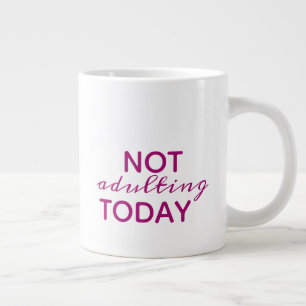 Taza De Café Gigante Tipografía Rosa Oscuro y Blanco No Estoy Siendo Ad