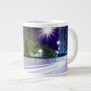 Taza De Café Gigante Tráfico borroso en la noche