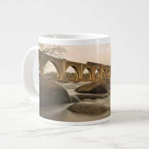 Taza De Café Gigante Tren sobre James River