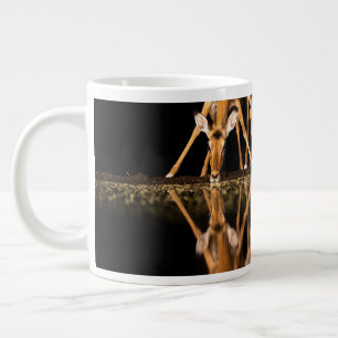 Taza De Café Gigante Tres impalas beben juntos por la noche