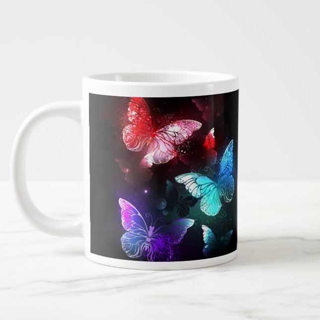 Taza De Café Gigante Tres mariposas brillantes en el fondo nocturno (Izquierda)