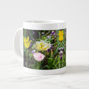 Taza De Café Gigante Tulipanes blancos, rosas y amarillos en el jardín
