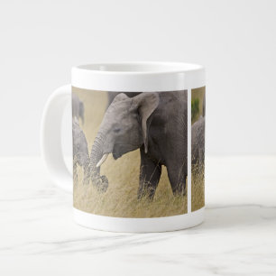 Taza De Café Gigante Un elefante africano pastando en los campos