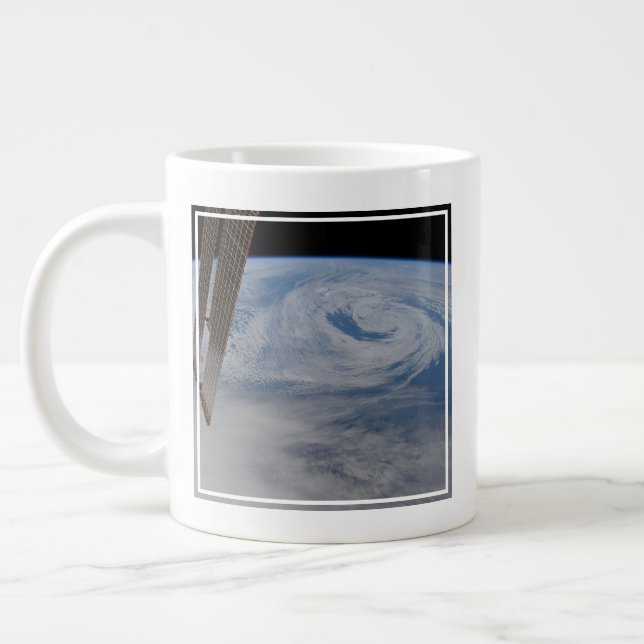 Taza De Café Gigante Un Sistema De Baja Presión Mediano-Atlántica. (Izquierda)