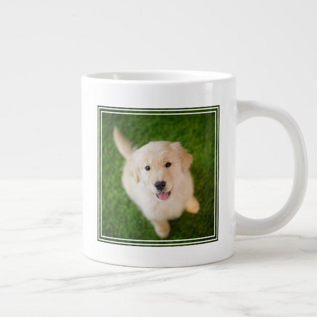Taza De Café Gigante Una cachorro dorada en el césped (Derecha)