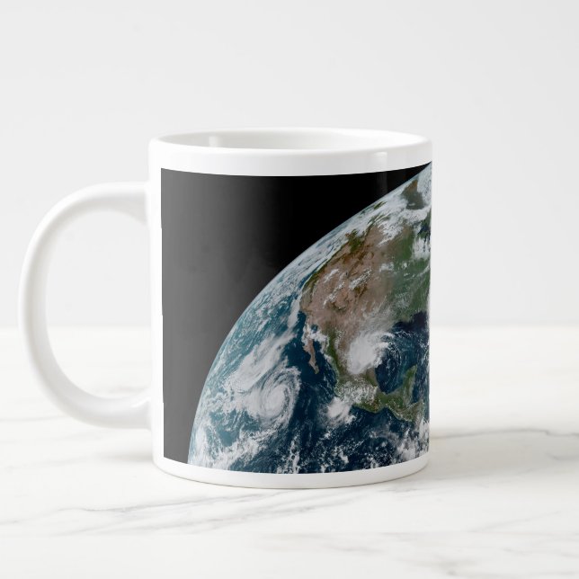 Taza De Café Gigante Una Cadena Perdida De Ciclones Tropicales (Izquierda)