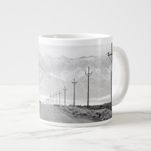 Taza De Café Gigante Una carretera solitaria y líneas eléctricas Mont