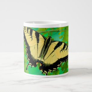 Taza De Café Gigante Una Mariposa Cola de Golondrina Aterrizando