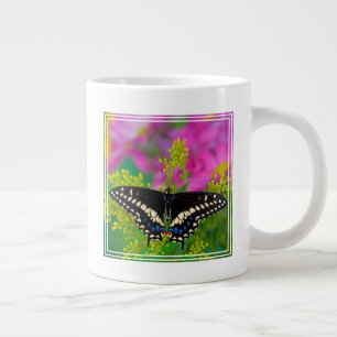 Taza De Café Gigante Una Mariposa Macho Posa