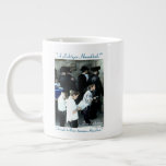 Taza De Café Gigante Una mug de Hanukkah<br><div class="desc">Esta taza de Chanukah muestra una fotografía de judíos rezando en el Muro de los Lamentos en Jerusalén. El texto de la taza dice "¡Un Lichtiger Hanukkah!" en la parte superior y "¡Un Hanukkah brillante, brillante y luminoso!" en la parte inferior. La imagen captura un momento de significado cultural y...</div>