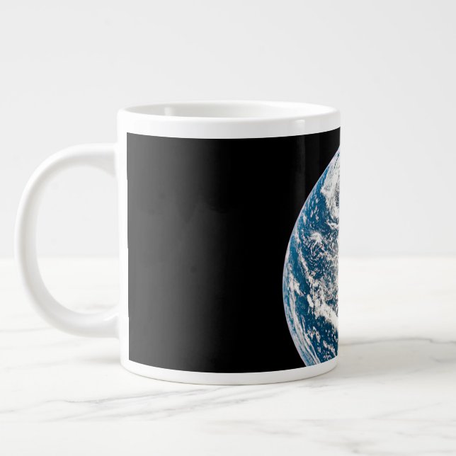 Taza De Café Gigante Una Tierra Tomada De La nave Apolo 10. (Izquierda)
