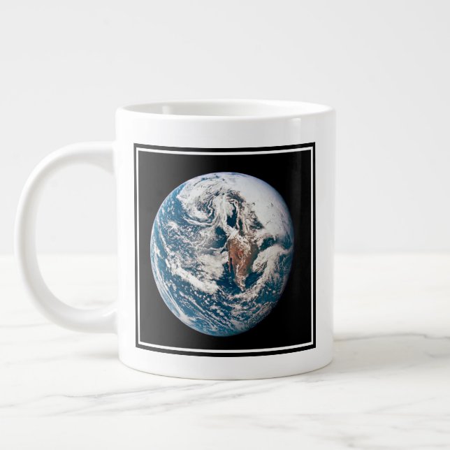 Taza De Café Gigante Una Tierra Tomada De La nave Apolo 10. (Izquierda)