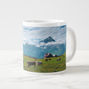 Taza De Café Gigante Vacas felices en la granja en Suiza