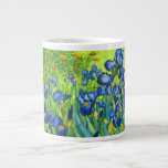 Taza De Café Gigante Van Gogh Irises<br><div class="desc">Coffee Mug con pintura al óleo de Vincent van Gogh Irises (1889). Inspirada durante su estadía en un asilo,  esta vida todavía retrata hermosos iris azules en diferentes tonalidades. Un gran regalo para los aficionados al post-impresionismo y al arte holandés.</div>