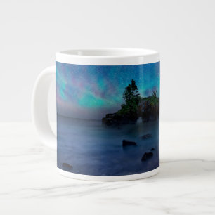 Taza De Café Gigante Vía láctea sobre la roca holgada