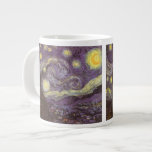 Taza De Café Gigante Vincent van Gogh - Noche Starry<br><div class="desc">Noche estrellada (1889) de Vincent van Gogh es una pintura vintage de la naturaleza del paisaje artístico de arte fino. Vista de una ciudad en un valle por la noche con nubes girando, las estrellas brillando y una hermosa luna dorada de media luna amarilla. Se pintó durante el día desde...</div>