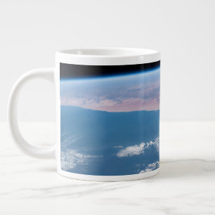 Taza De Café Gigante Vista A Través De La Costa Suroeste De África.