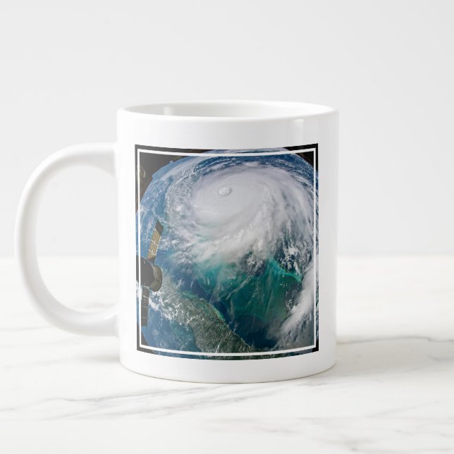 Taza De Café Gigante Vista Del Huracán Dorian. (Izquierda)
