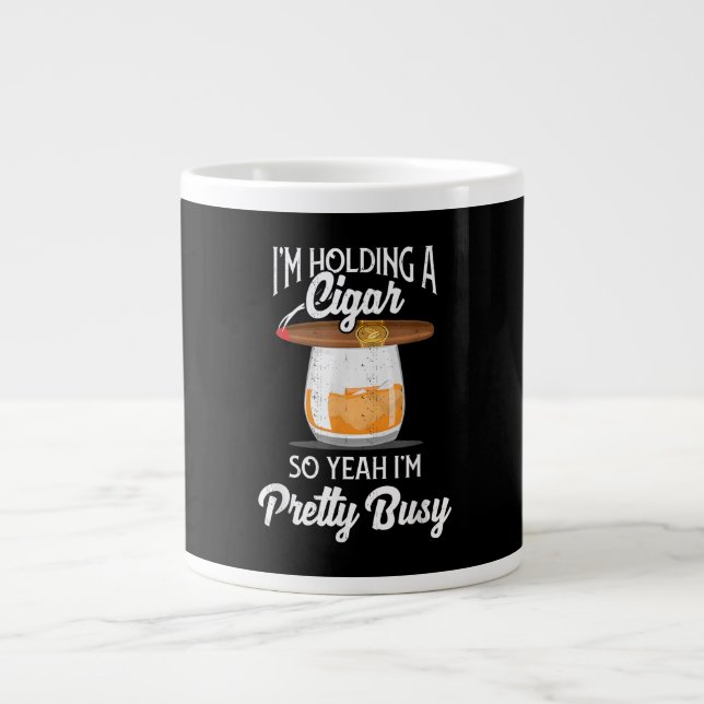 Taza De Café Gigante Whisky estoy sosteniendo a Cigar, así que sí, esto (Frente)
