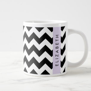 Taza De Café Gigante Zigzag negro y blanco, patrón de cheurón, nombre