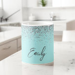 Taza De Café Girly Aqua Blue Verde azulada Purpurina Sparkle<br><div class="desc">Aqua Blue - Verde azulado Purpurina Espumoso Cepillado Nombre de Monograma Metalizado y Copa de Café Inicial o Mug. Esto hace que el dulce perfecto cumpleaños 16, boda, ducha de novia, aniversario, ducha de bebé o fiesta de soltera sea regalo para alguien que ama el lujo glam y los estilos...</div>