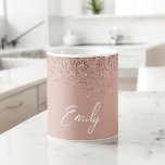 Taza De Café Girly Rosa Gold - Broche de Purpurina rosa de Rubo<br><div class="desc">Girly Rosa Gold - Purpurina de espuma rosada de Rubor Cepilló el nombre Metalizado del monograma y la copa de café inicial o taza. Esto hace que el dulce perfecto cumpleaños 16, boda, ducha de novia, aniversario, ducha de bebé o fiesta de soltera sea regalo para alguien que ama el...</div>