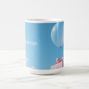 Taza De Café globo con regalo en cielo azul