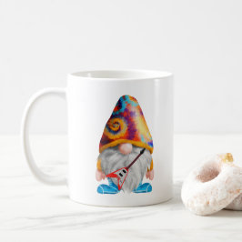 Taza De Café Gnome con una guitarra y un Gorra colorido en una