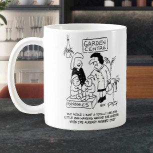 Taza De Café Gnome inútil en el centro del jardín. Divertido