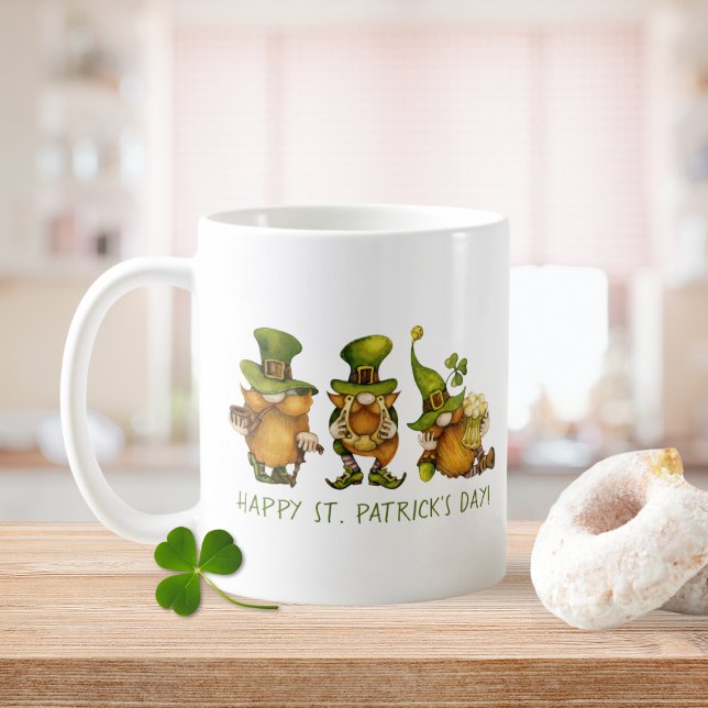 Taza De Café Gnomes irlandeses divertidos felices el día de San (Fun Irish Gnomes Happy St. Patrick's Day Coffee Mug)