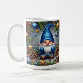 Taza De Café Gnomo de Navidad rodeado de decoraciones festivas