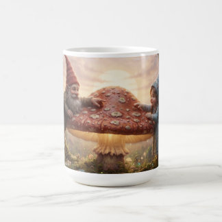 Taza De Café Gnomo mágico y niña en el bosque con hongo