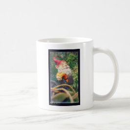 Taza De Café Gnomo se queda alrededor de suculentas